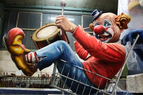 ClownmitTrommel_Grossplastik_Buehnenplastik_KatharinaSchoenbach